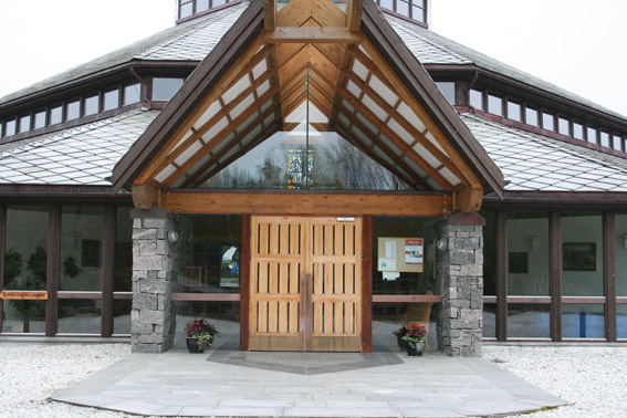 Fil:Sund kyrkje, Klokkarvik Hovedinngang.jpg