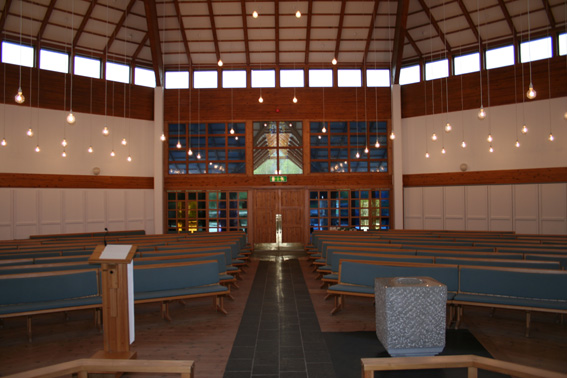 Fil:Sund kyrkje, Klokkarvik Kirkerom bakre.jpg