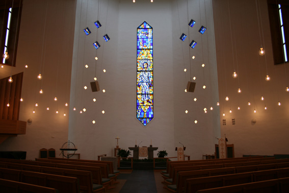 Fil:Sund kyrkje, Klokkarvik Kirkerom fremre.jpg