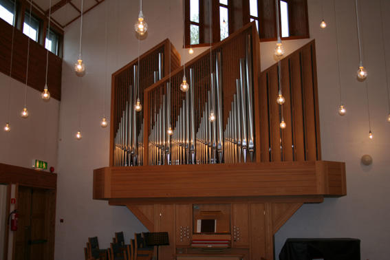 Fil:Sund kyrkje, Klokkarvik Orgel 1.jpg