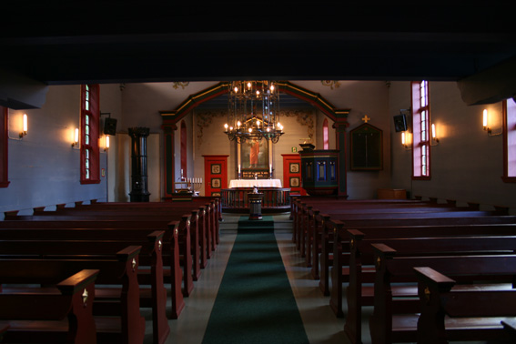 Fil:Sundvor kyrkje Kirkerom fremre.jpg