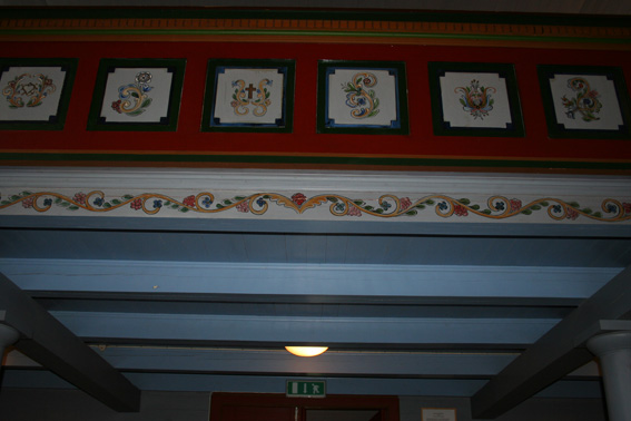 Fil:Sundvor kyrkje Parti u.galleri.jpg