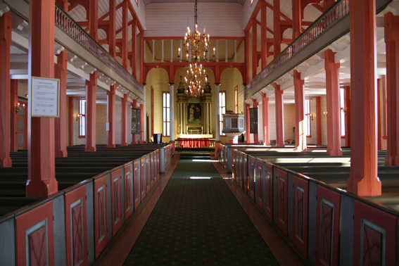 Fil:Sveio kyrkje Kirkerom fremre.jpg