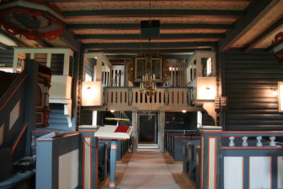 Fil:Svene kirke Kirkerommet bakre.jpg