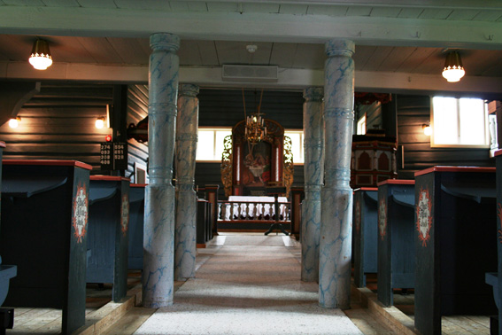 Fil:Svene kirke Kirkerommet fremre.jpg