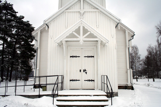 Fil:Svinndal kirke Hovedinngang.jpg