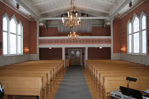 Fil:Svinndal kirke Kirkerommet sett fra kor.jpg