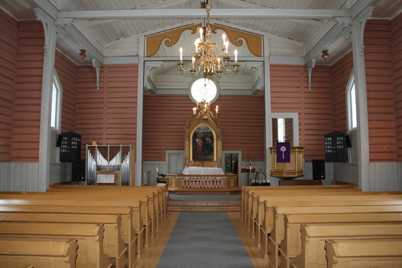 Fil:Svinndal kirke kirkerommet sett fra bakdør.jpg