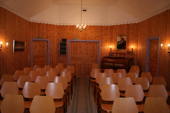 Fil:Takvam kapell Kirkerom bakre.jpg