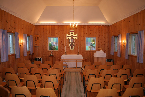 Fil:Takvam kapell Kirkerom fremre.jpg