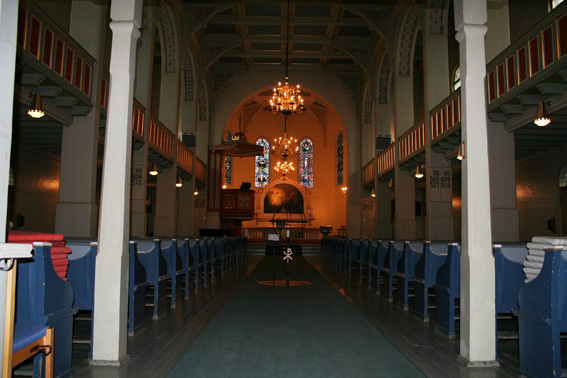 Fil:Tangen kirke, Drammen Kirkerommet fremre.jpg