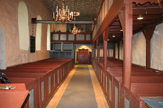 Fil:Tanum kirke, Bærum Kirkerommet sett fra kor.jpg