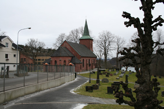 Fil:Tistedal kirke Avstandsbilde.jpg