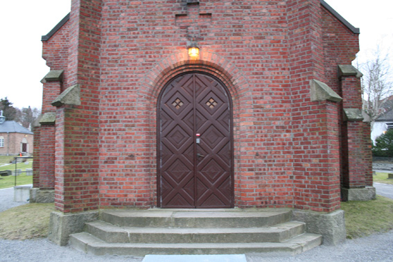 Fil:Tistedal kirke Hovedinngang.jpg