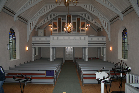 Fil:Tistedal kirke Kirkerommet sett fra kor.jpg