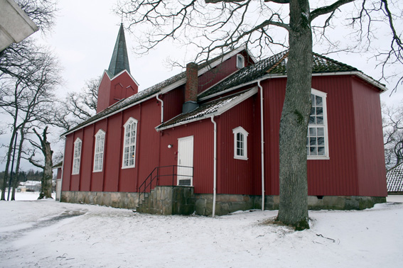 Fil:Tomb kirke Fasade 2.jpg