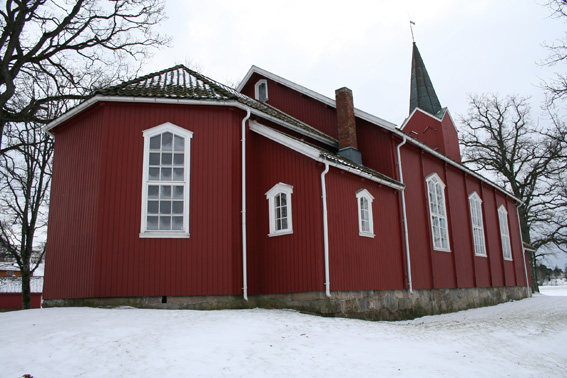 Fil:Tomb kirke Fasade 4.jpg