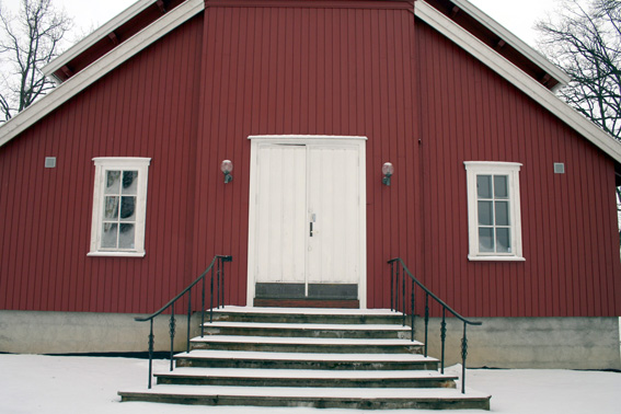 Fil:Tomb kirke Hovedinngang.jpg