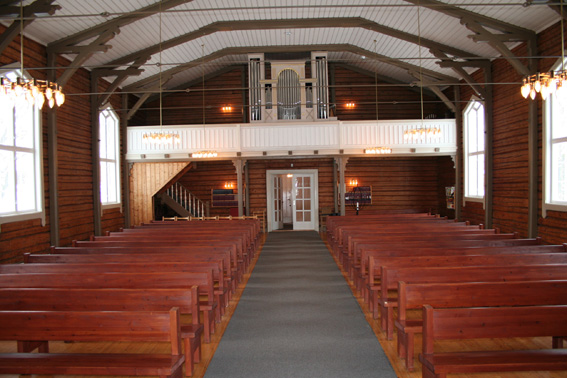 Fil:Tomb kirke Kirkerommet sett fra kor.jpg
