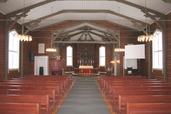 Fil:Tomb kirke kirkerommet sett fra bakdør.jpg