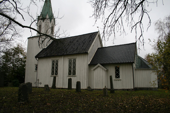 Fil:Tomter kirke Fasade 3.jpg