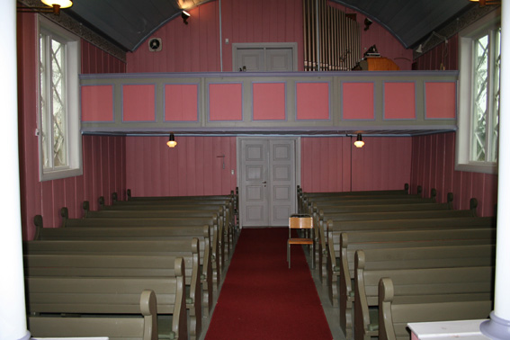 Fil:Tomter kirke Kirkerommet sett fra kor.jpg