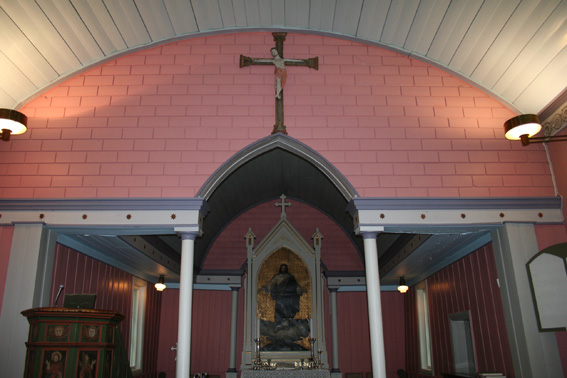 Fil:Tomter kirke Koråpningen.jpg