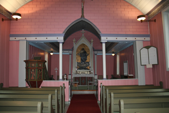 Fil:Tomter kirke kirkerommet sett fra bakdør.jpg