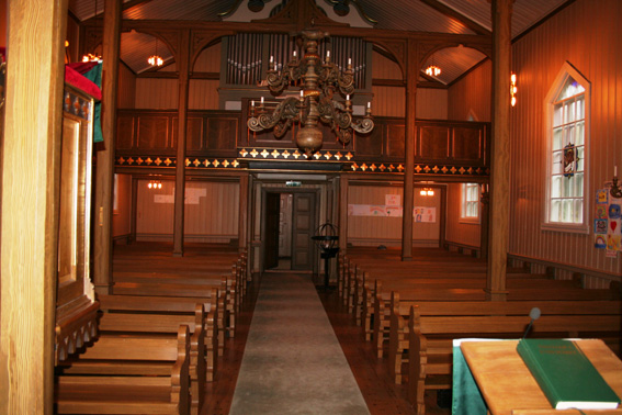 Fil:Torpo kyrkje Kirkerommet bakre.jpg