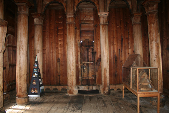 Fil:Torpo stavkyrkje Kirkerommet sett fra kor.jpg