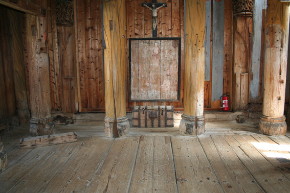 Fil:Torpo stavkyrkje Koret med alterparti.jpg