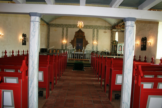 Fil:Torsnes kirke Kirkerommet fremre.jpg