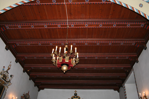 Fil:Trøgstad kirke Himling over kor.jpg