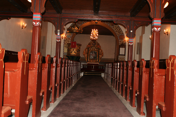 Fil:Trøgstad kirke Kirkerommet fremre.jpg