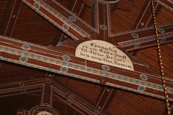 Fil:Trøgstad kirke Takdetaljer.jpg