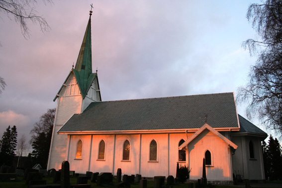 Fil:Trømborg kirke Fasade 2.jpg