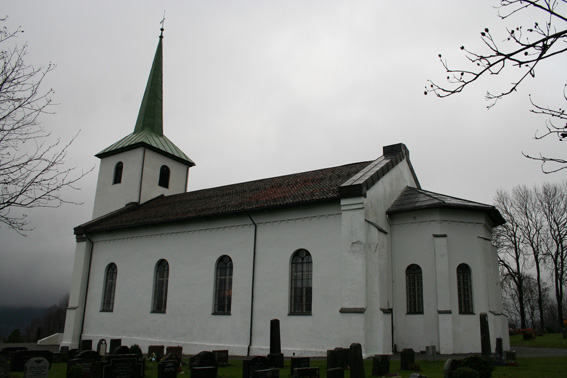 Fil:Tranby kirke Fasade 2.jpg