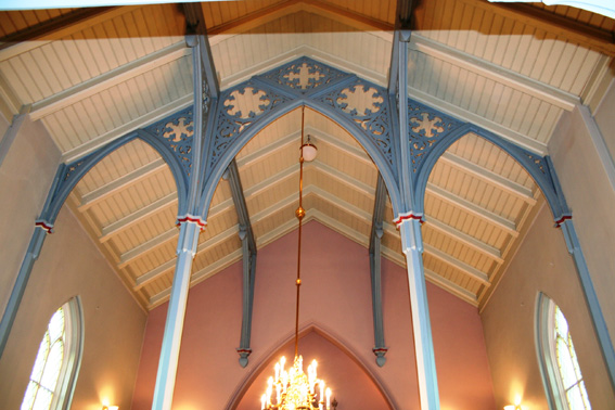 Fil:Tuft kirke Himlinger over kor.jpg