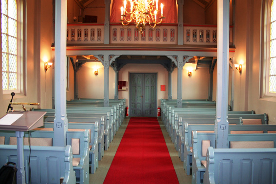 Fil:Tuft kirke Kirkerommet bakre.jpg