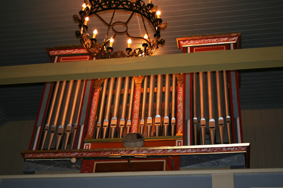 Fil:Tunhovd kirke Orgelet 2.jpg