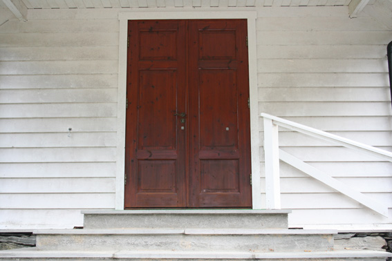 Fil:Tveit kirke, Askøy Hovedinngang.jpg