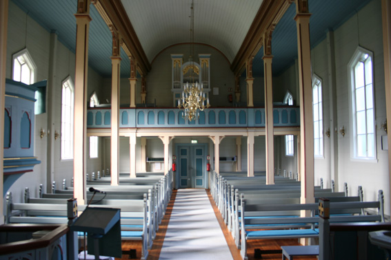 Fil:Tveit kirke, Askøy Kirkerom bakre.jpg