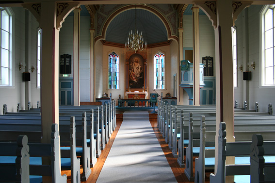 Fil:Tveit kirke, Askøy Kirkerom fremre.jpg