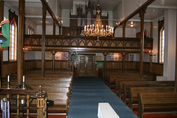 Fil:Tyristrand kirke Kirkerommet bakre.jpg