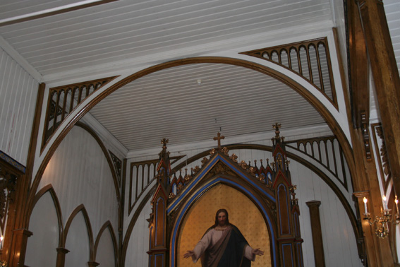 Fil:Tyristrand kirke Koråpningen.jpg