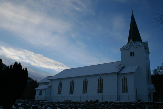 Fil:Tysnes kyrkje Fasade 3.jpg