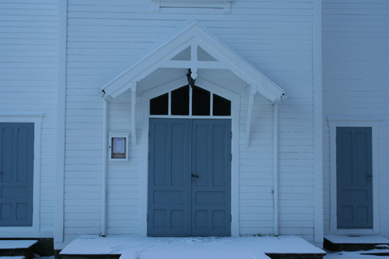 Fil:Tysnes kyrkje Hovedinngang.jpg