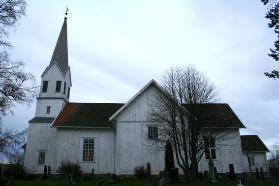 Fil:Udenes kirke Fasade bilde 4.jpg