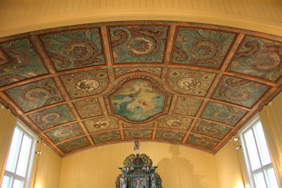 Fil:Udenes kirke Himmling over kor.jpg