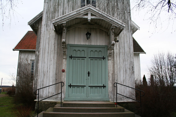 Fil:Udenes kirke Hovedinngang.jpg